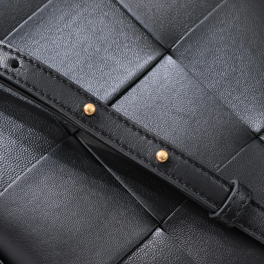 Batch 1460 New 🔻 Mini Intreccio woven leather tote bag with removable shoulder strap • One internal zip pocket • Magnetic closure • Lining: composite sheepskin • Accessories: gold finish • Height: 22 cm • Width: 16.5 cm • Depth: 5.5 cm • Handle height: 11.5 cm • Strap height: 50 cm, model number; 6688-3#